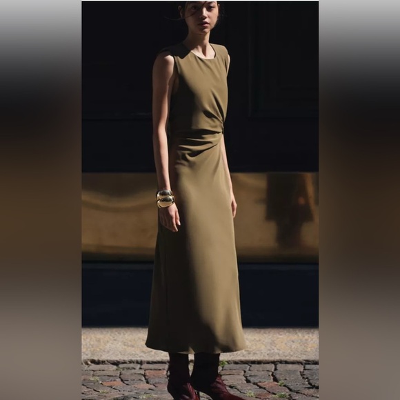 🔥🔥Zara Midi with shoulder Pads - Picture 1 of 8